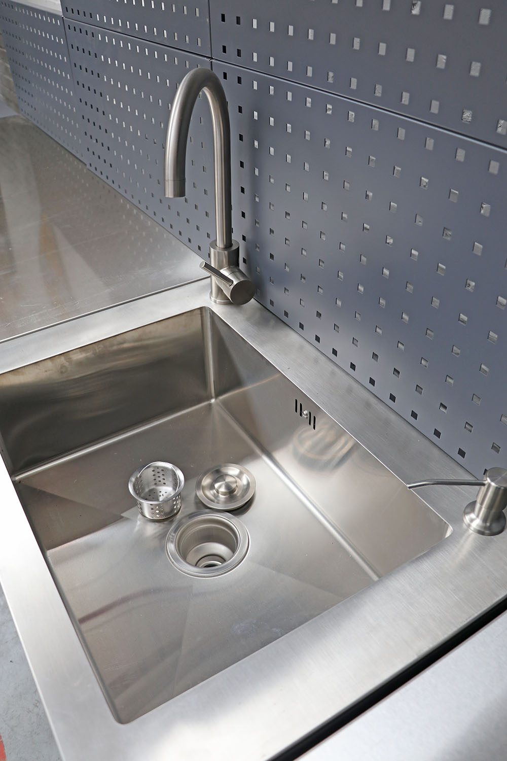 MÓDULO MEDIO : ARMARIO DE ALTA RESISTENCIA CON LAVABO - SERIE LEMANS - Image 2