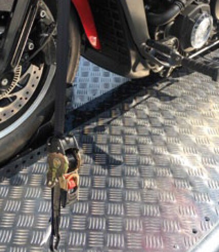 CORREA CON ENROLLADOR PARA MOTO