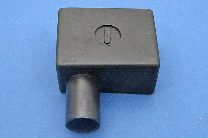 CUBIERTA DE TERMINAL DE BATERÍA, LADO DERECHO, NEGRO